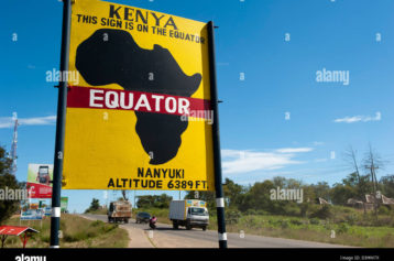 equator-sign-board-nanyuki-kenya-D3HM7X
